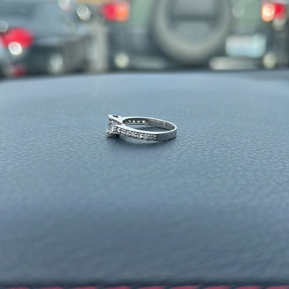 Beautiful Gem Ring - Picture 2 of 6
